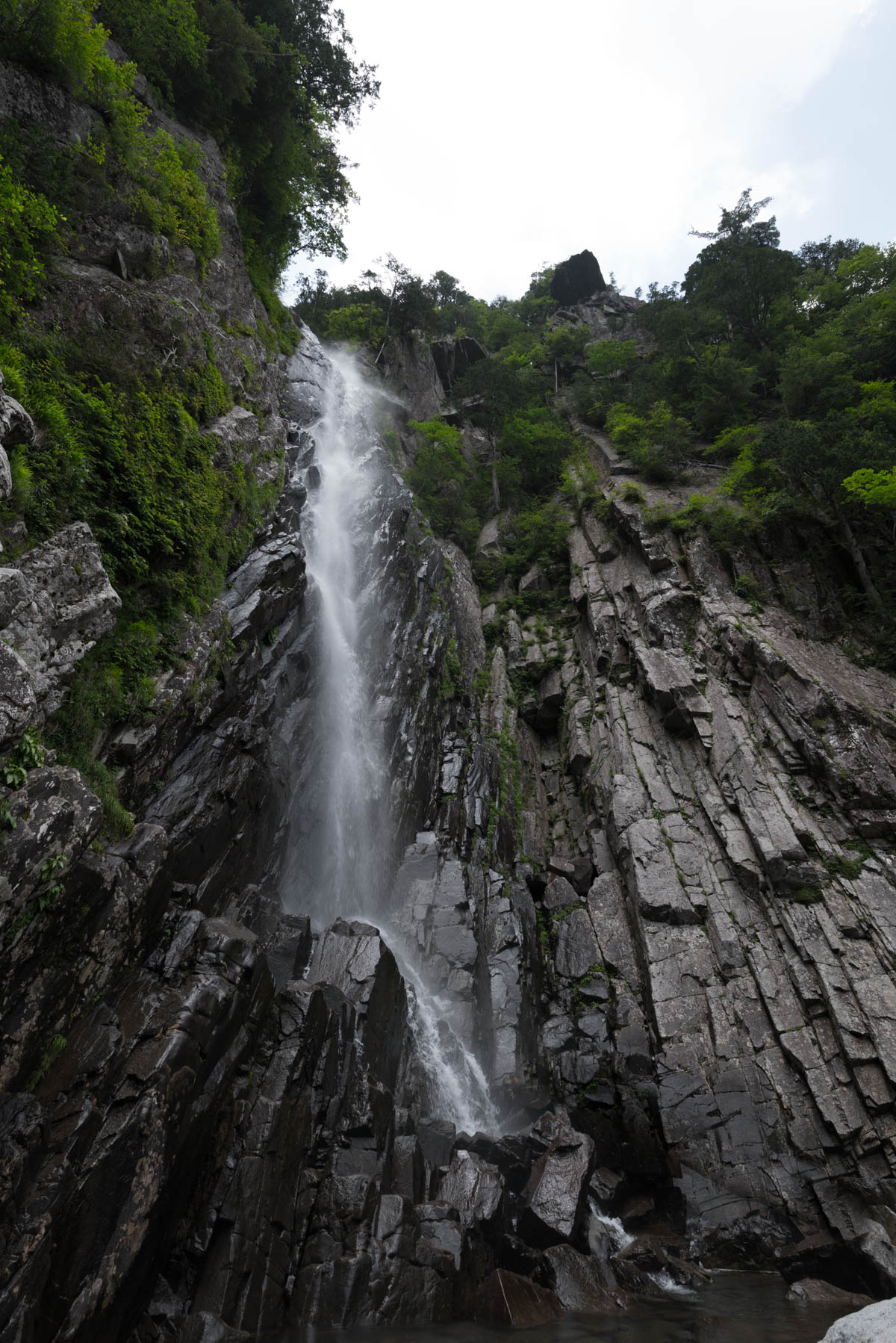 日本の滝百選に選ばれている愛媛県、御来光の滝