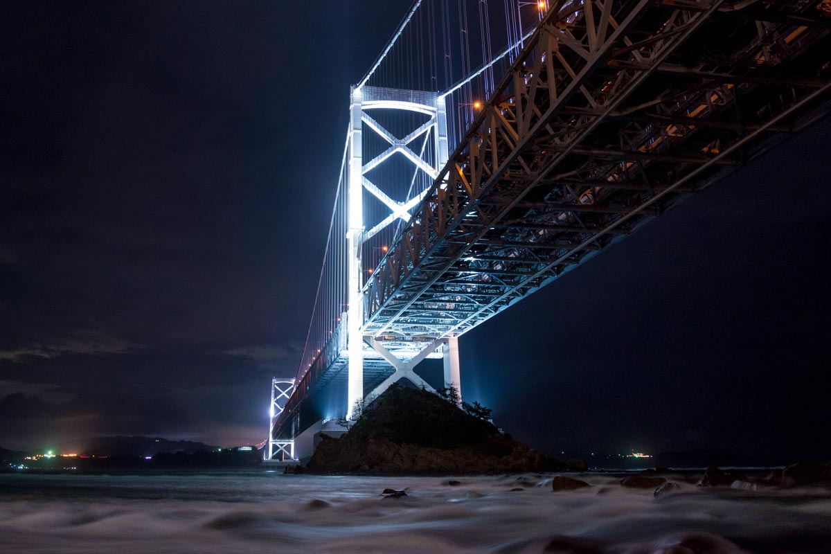 鳴門大橋のライトに照らされる鳴門海峡の潮流
