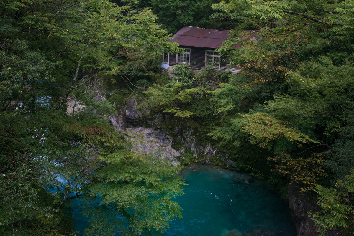 フイゴ滝の近くにある四電発電所