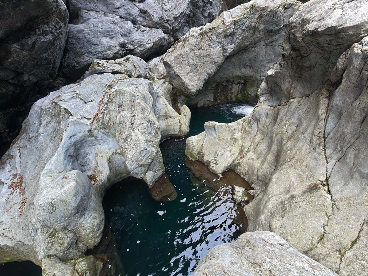 八釜の甌穴群｜百年洪水が刻んだ国指定特別天然記念物