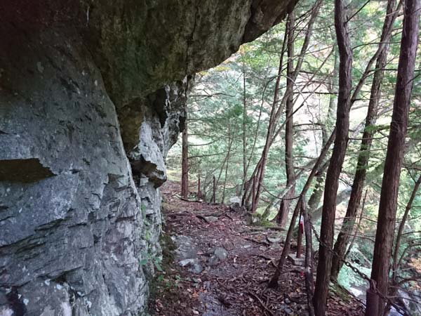 岩壁につけられた登山道。道中、何箇所か危険な場所がある。